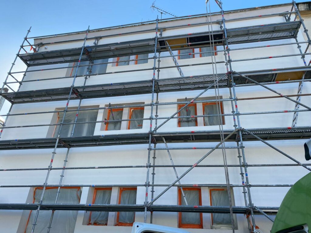 Façade d'un bâtiment en cours de parement extérieur.