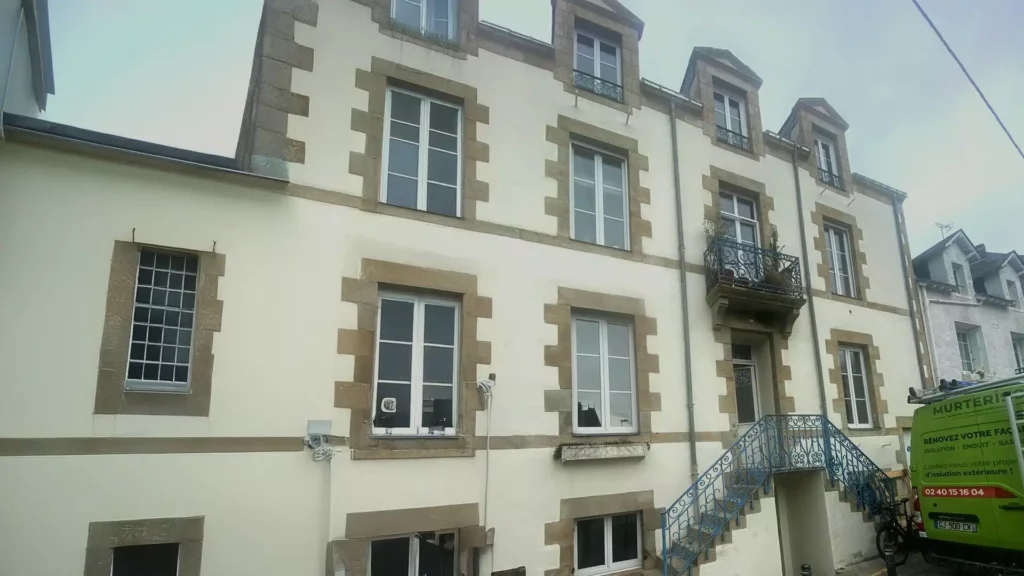 Photo d'un bâtiment avec un revêtement hydrophobe.