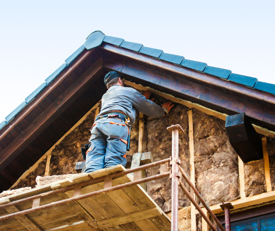 Travaux d'isolation thermique par l'extérieur sur une façade de maison en rénovation