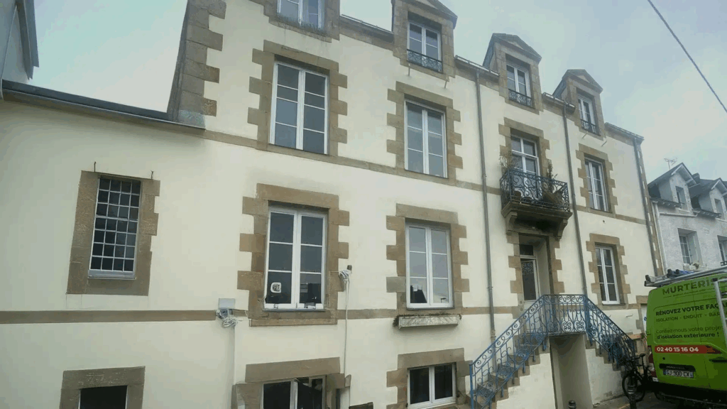 Façade d'une grande bâtisse rénovée par Murteriso